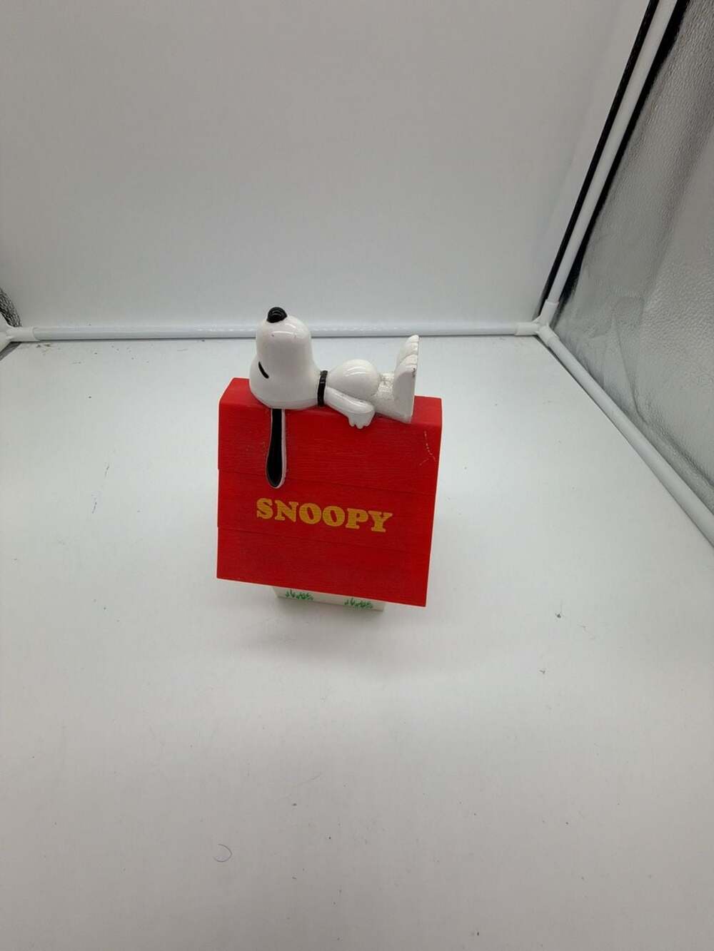 Peanuts Snoopy on Red Doghouse Coin Bank / Piggy Bank